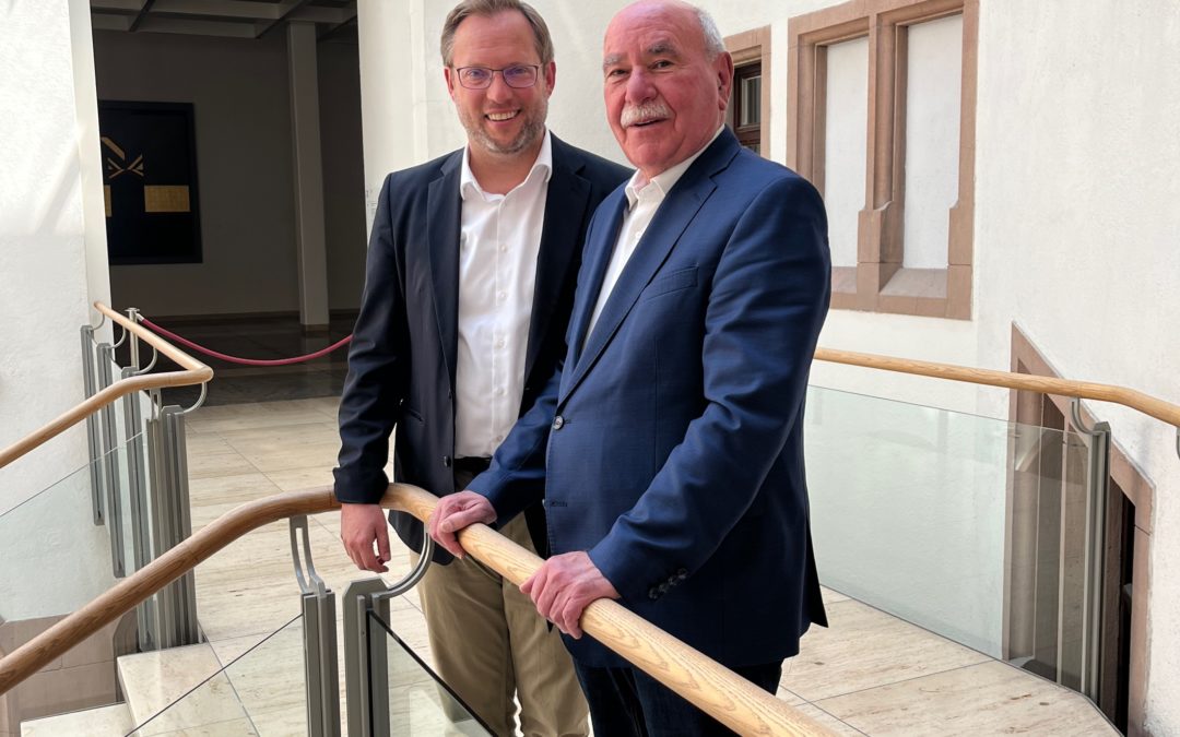 Martin Ansbacher und Ivo Gönner: Mit dem langjährigen Oberbürgermeister startet der OB-Kandidat seinen informativen Podcast „Herein-Spatziert“.